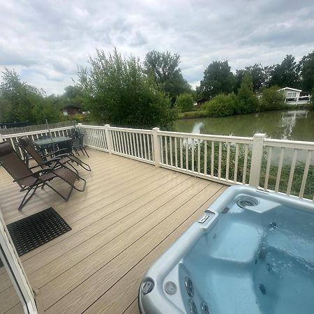 Luxury Lakeside Lodge L2 With Hot Tub Situated At Tattershall Lakes Country Park 外观 照片