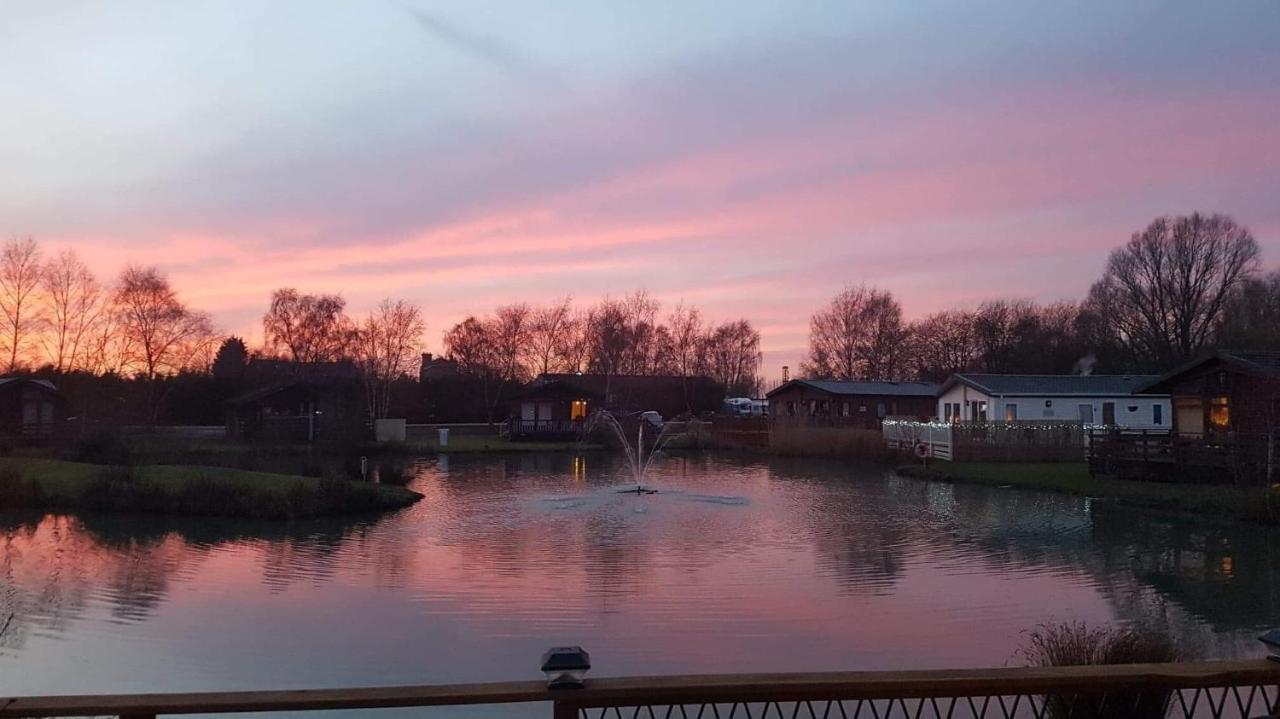 Luxury Lakeside Lodge L2 With Hot Tub Situated At Tattershall Lakes Country Park 外观 照片