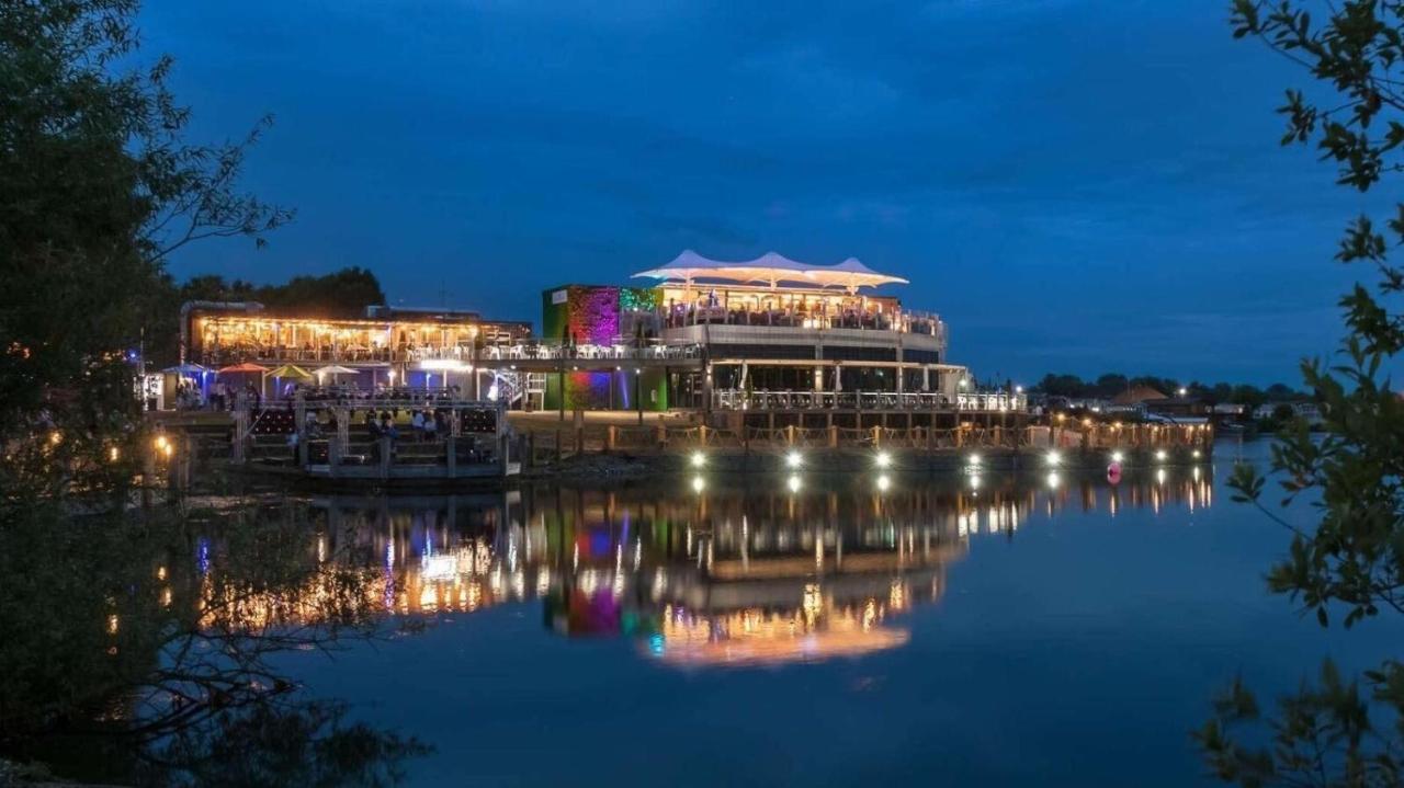 Luxury Lakeside Lodge L2 With Hot Tub Situated At Tattershall Lakes Country Park 外观 照片
