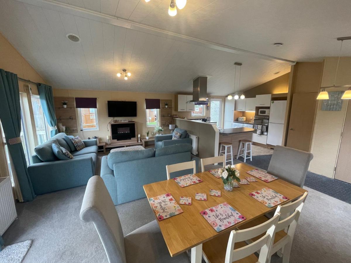 Luxury Lakeside Lodge L2 With Hot Tub Situated At Tattershall Lakes Country Park 外观 照片