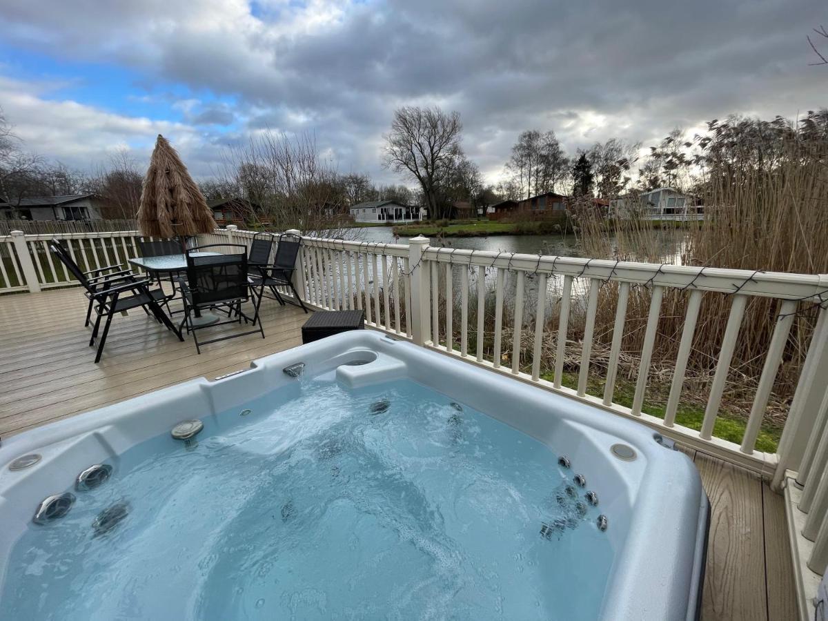 Luxury Lakeside Lodge L2 With Hot Tub Situated At Tattershall Lakes Country Park 外观 照片