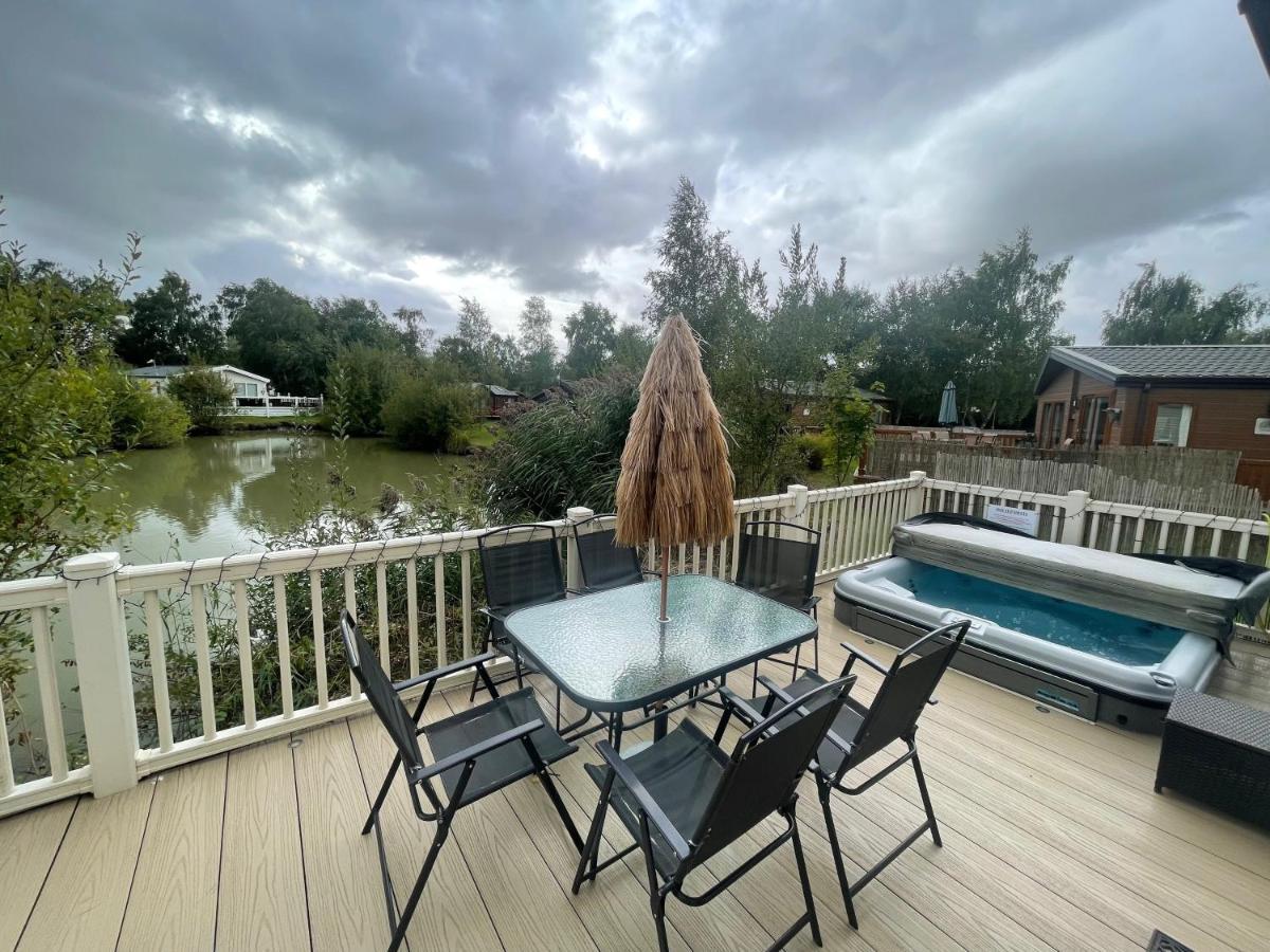 Luxury Lakeside Lodge L2 With Hot Tub Situated At Tattershall Lakes Country Park 外观 照片