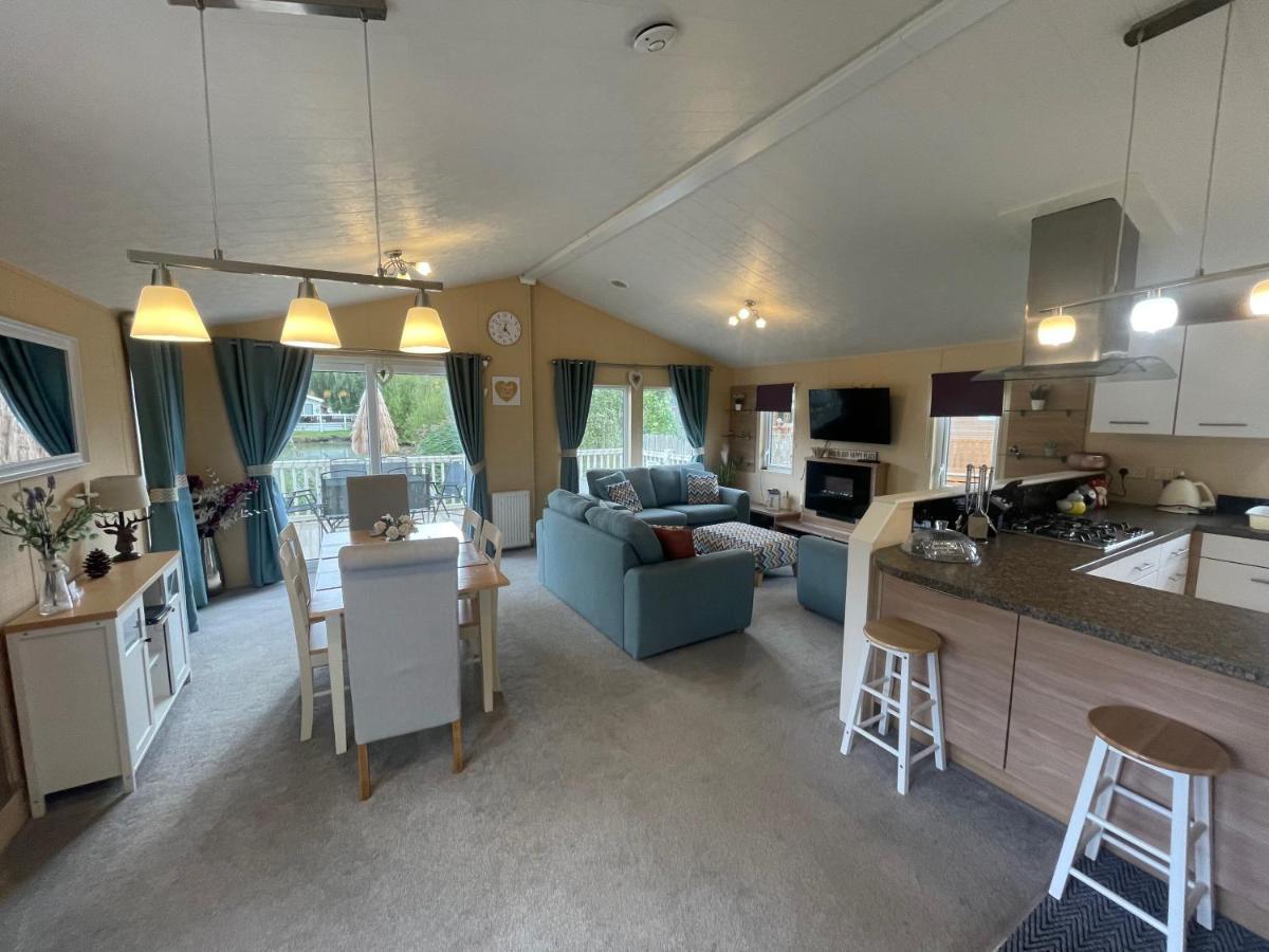 Luxury Lakeside Lodge L2 With Hot Tub Situated At Tattershall Lakes Country Park 外观 照片