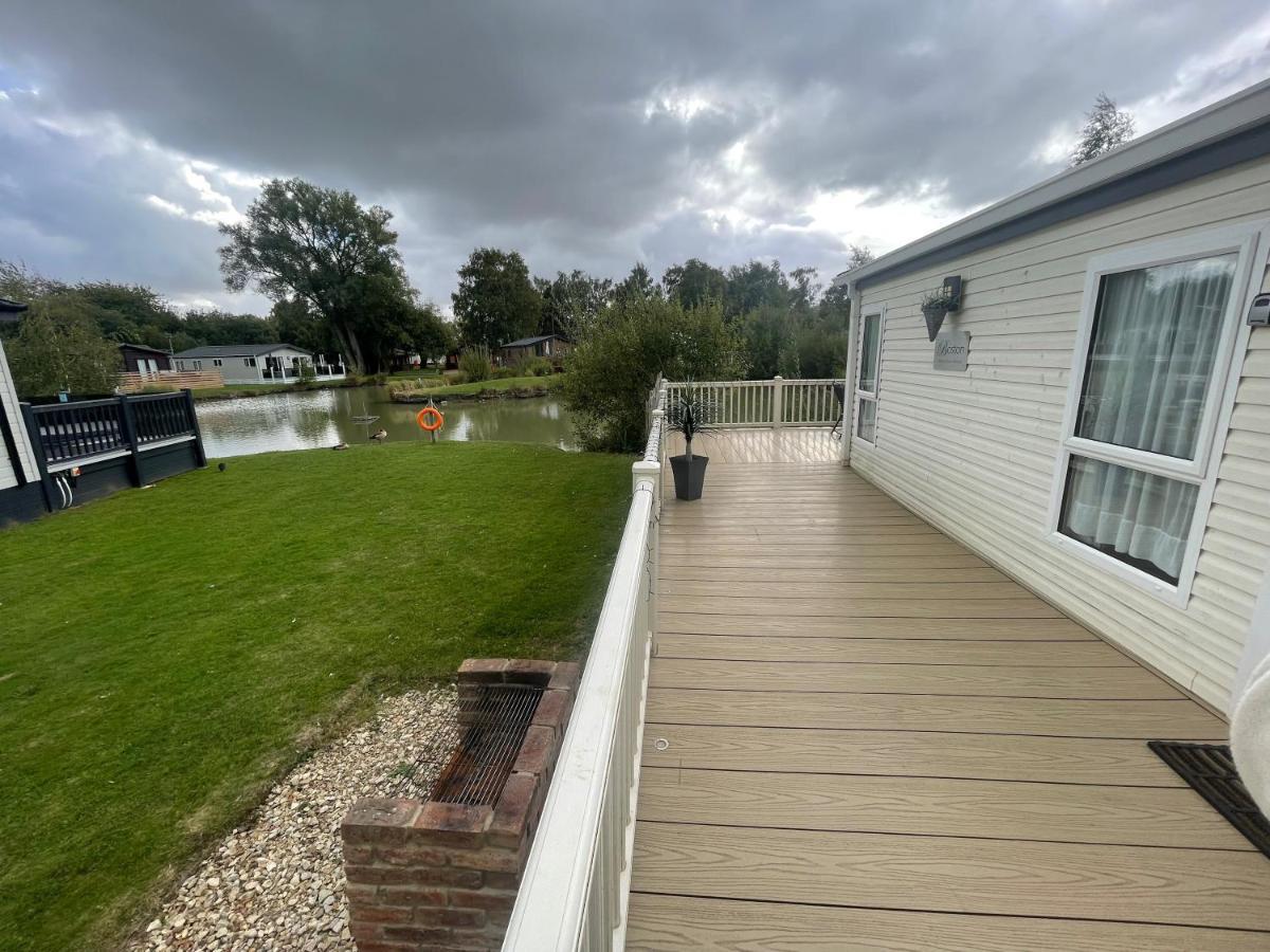 Luxury Lakeside Lodge L2 With Hot Tub Situated At Tattershall Lakes Country Park 外观 照片