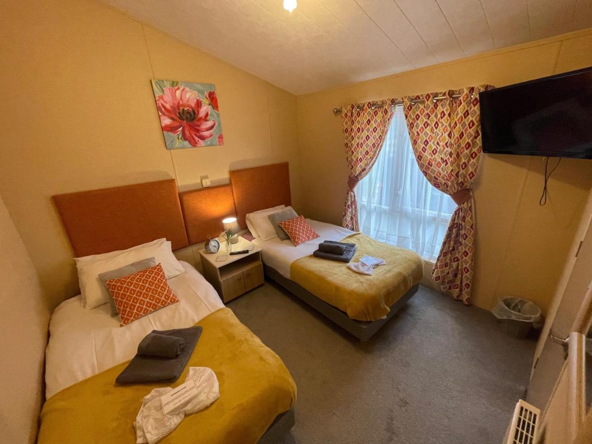 Luxury Lakeside Lodge L2 With Hot Tub Situated At Tattershall Lakes Country Park 外观 照片