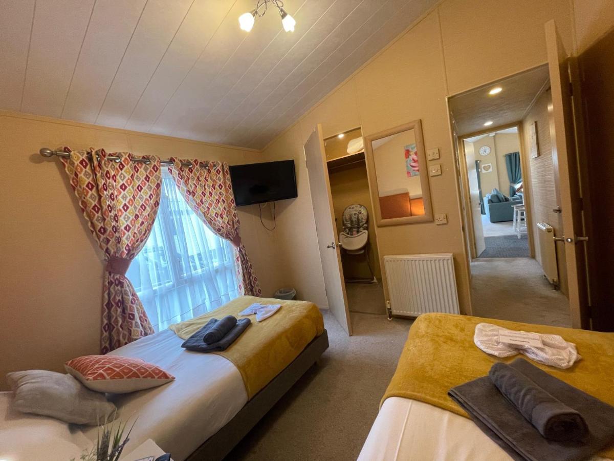 Luxury Lakeside Lodge L2 With Hot Tub Situated At Tattershall Lakes Country Park 外观 照片