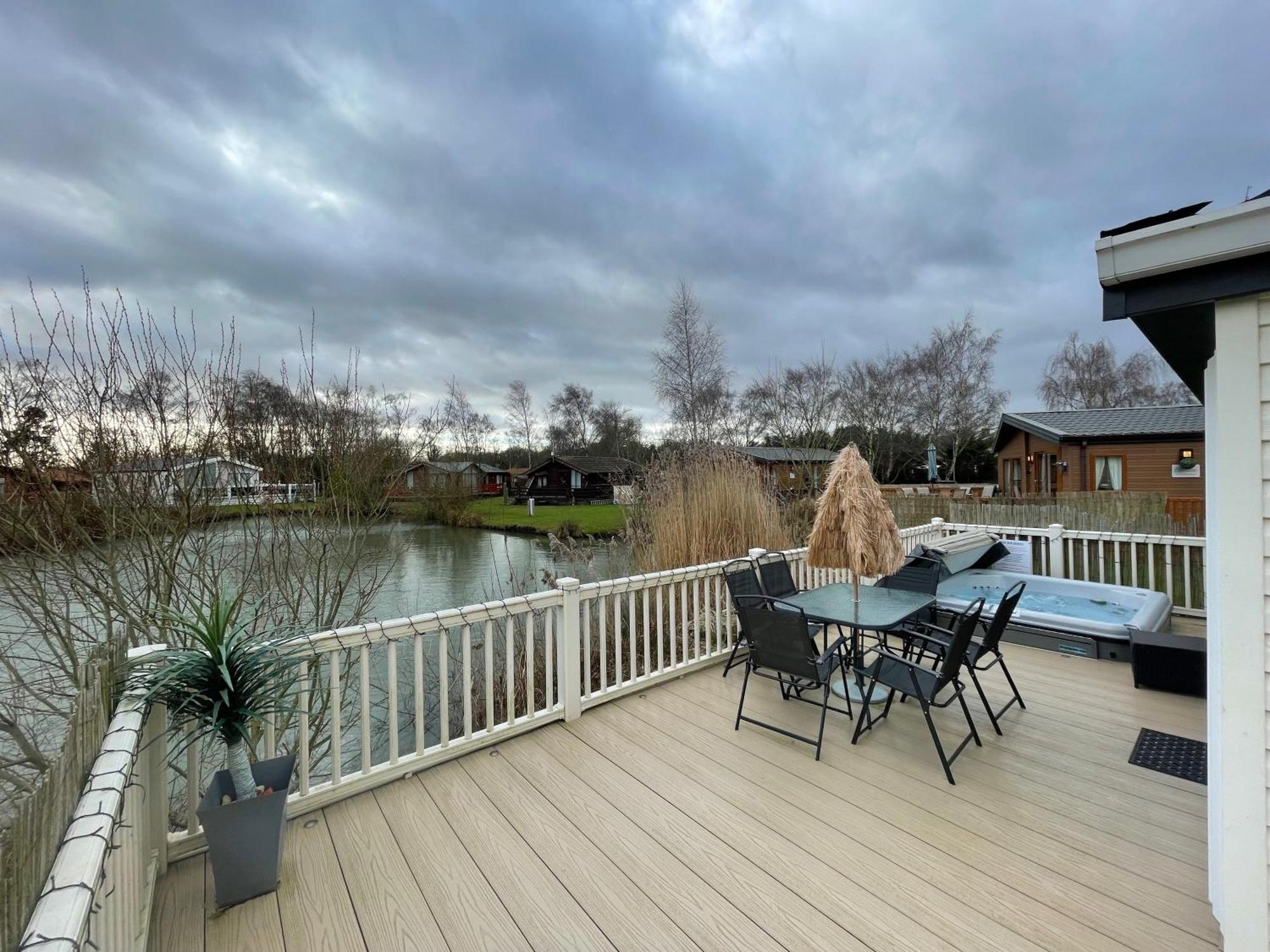 Luxury Lakeside Lodge L2 With Hot Tub Situated At Tattershall Lakes Country Park 外观 照片