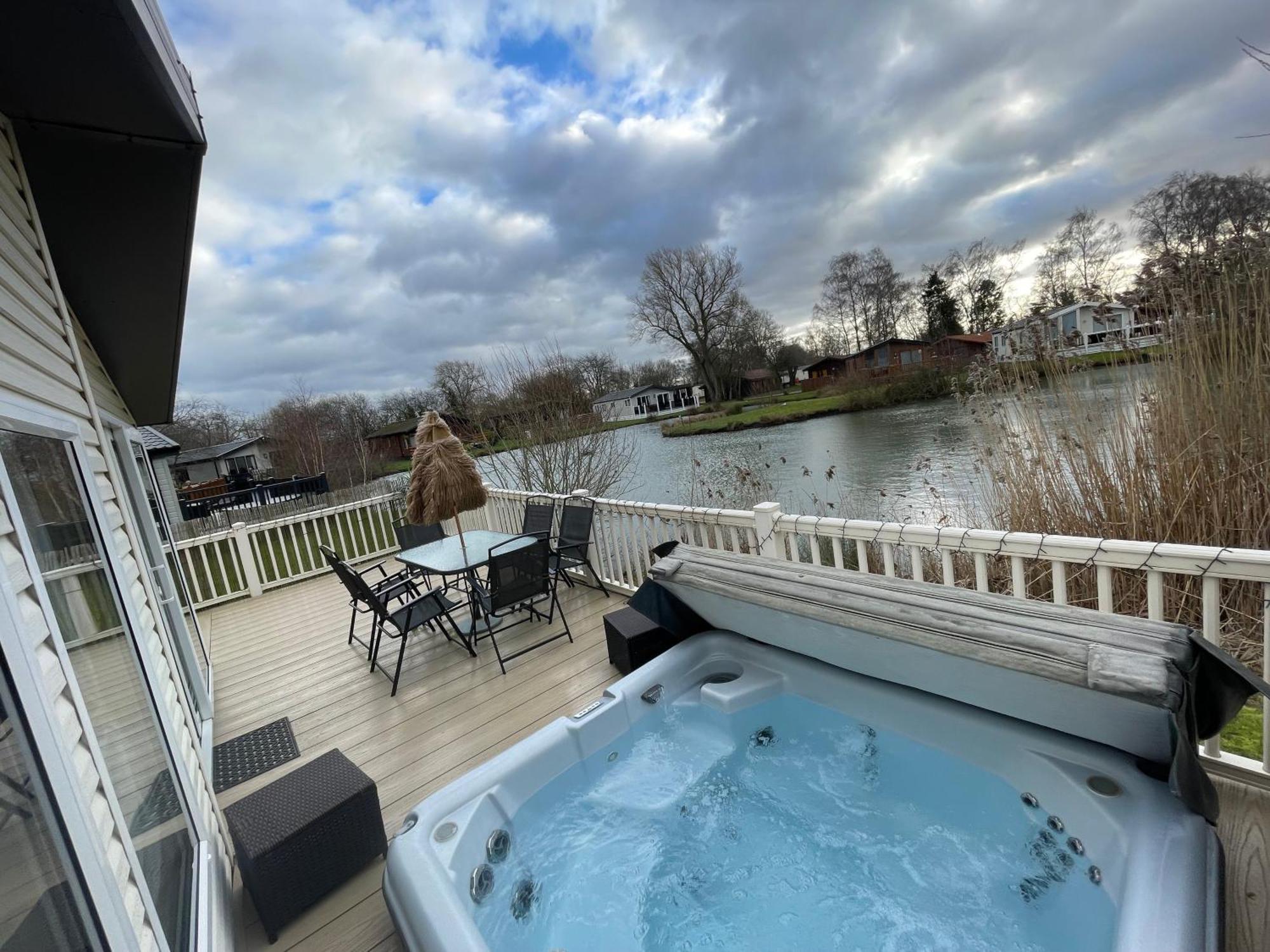 Luxury Lakeside Lodge L2 With Hot Tub Situated At Tattershall Lakes Country Park 外观 照片
