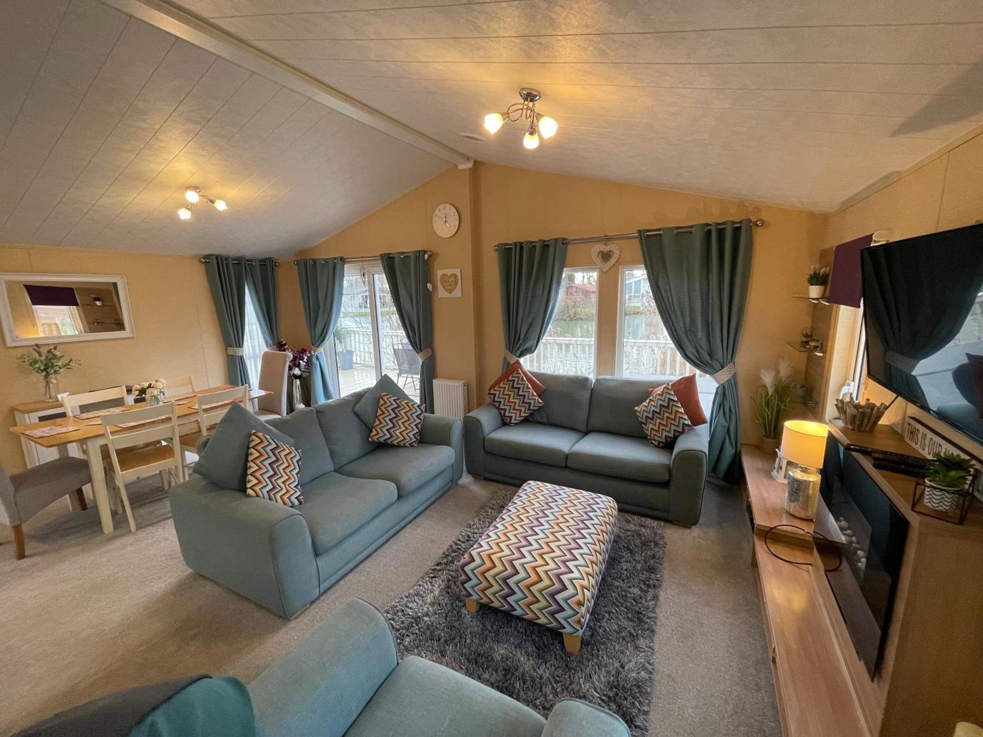 Luxury Lakeside Lodge L2 With Hot Tub Situated At Tattershall Lakes Country Park 外观 照片