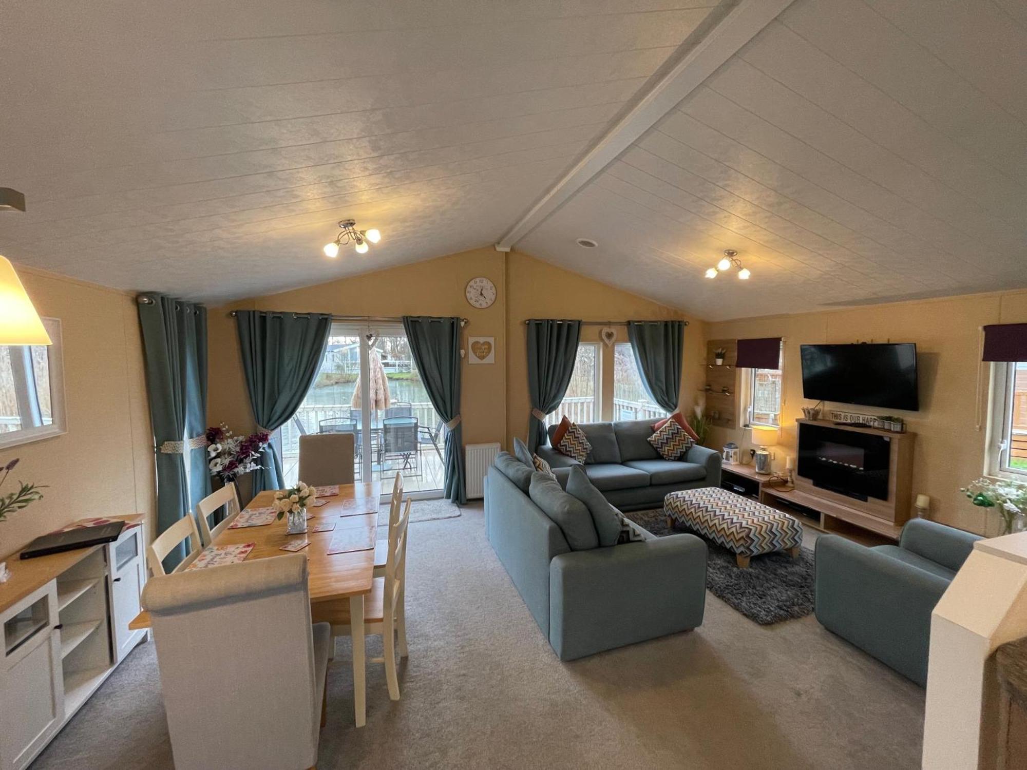 Luxury Lakeside Lodge L2 With Hot Tub Situated At Tattershall Lakes Country Park 外观 照片